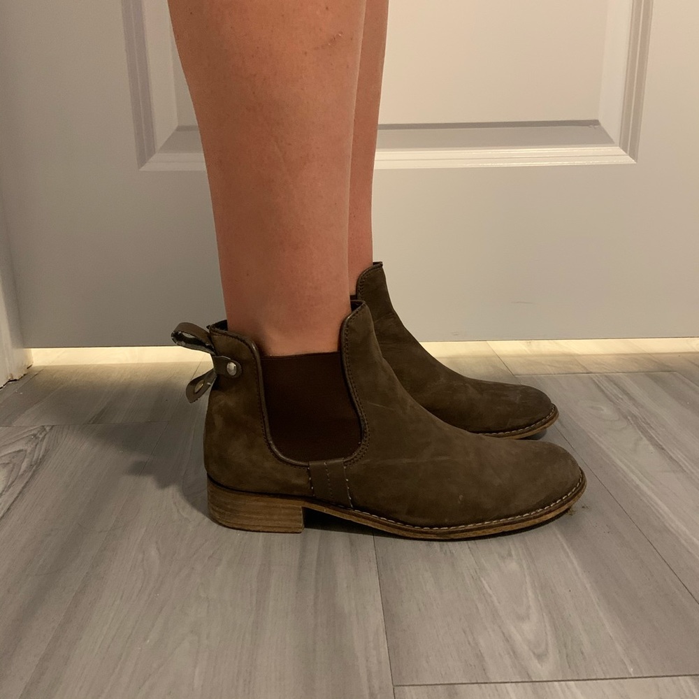 Steve Madden Brown Chelsea Boots